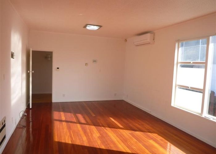  at 21 Lake Road, Northcote, Auckland