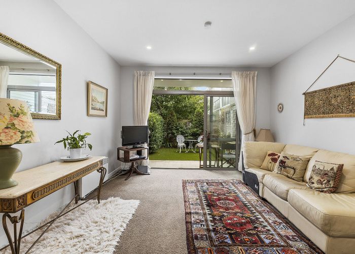  at 2/24 Tamar Street, Island Bay, Wellington