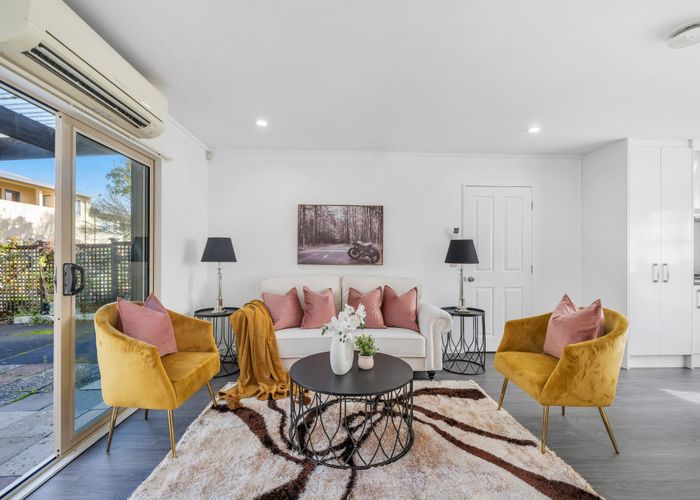  at 2 Lockington Avenue, Henderson, Waitakere City, Auckland