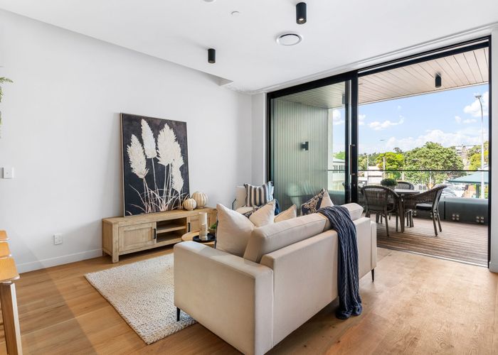  at 2/423 Beach Road, Mairangi Bay, North Shore City, Auckland