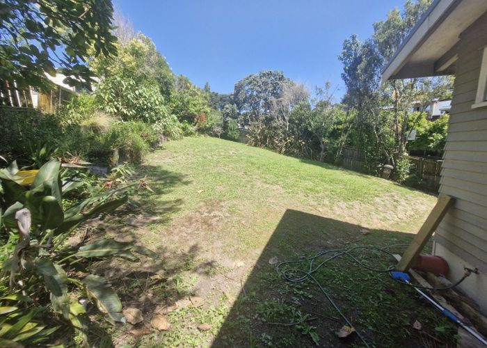  at 4 Earl Rd, Titirangi, Waitakere City, Auckland