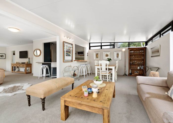  at 2/934 East Coast Road, Northcross, Auckland