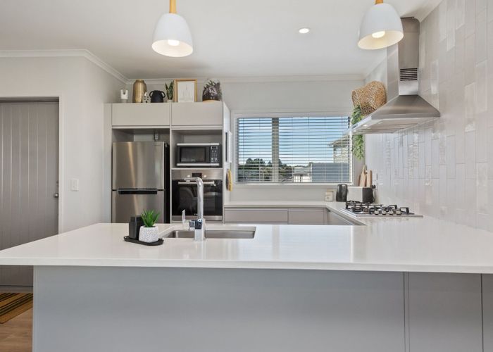  at 8 Springside Court, Huntington, Hamilton