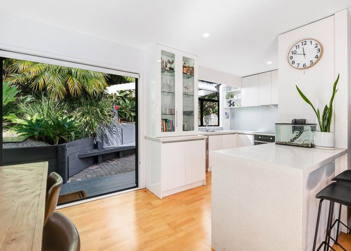  at 2/8 Heatherleigh Rise, Northcross, North Shore City, Auckland