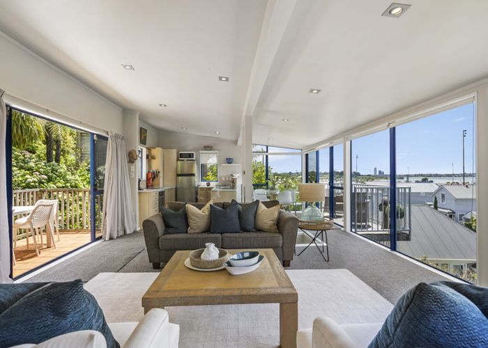  at 2/3 Beach Road, Northcote Point, Auckland