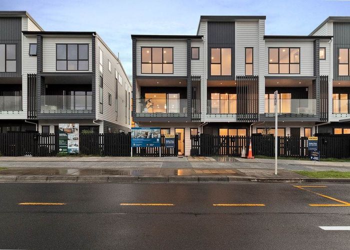  at 2/10 Scott Road, Hobsonville, Waitakere City, Auckland