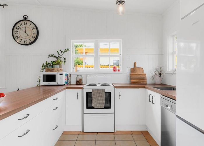  at 10 Claude Street, Fairfield, Hamilton