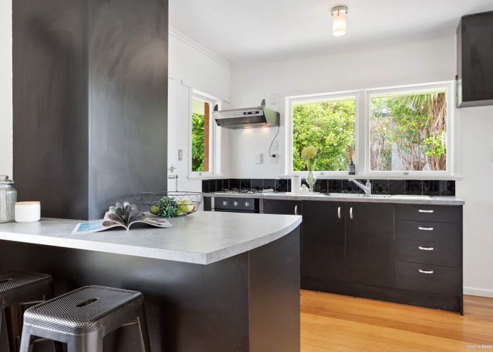  at 1/619 Beach Road, Rothesay Bay, Auckland