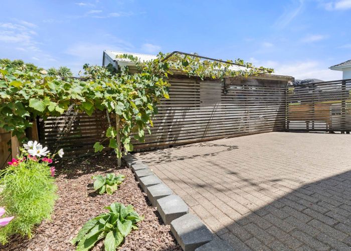  at 2/230 East Coast Road, Forrest Hill, North Shore City, Auckland
