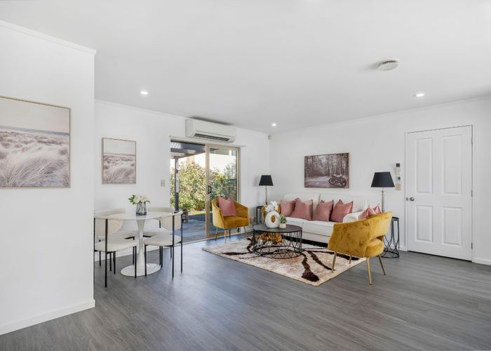  at 2 Lockington Avenue, Henderson, Waitakere City, Auckland