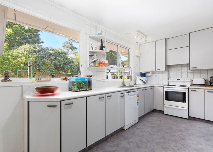  at 11 Windermere Crescent, Blockhouse Bay, Auckland