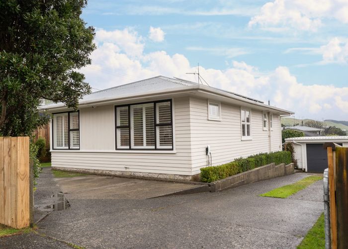  at 33 Beazley Avenue, Paparangi, Wellington