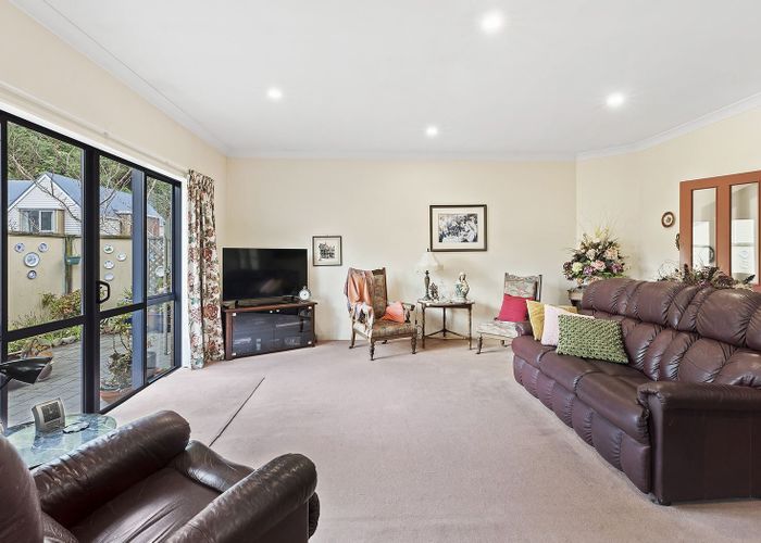  at 8/5 Court Road, Tawa, Wellington