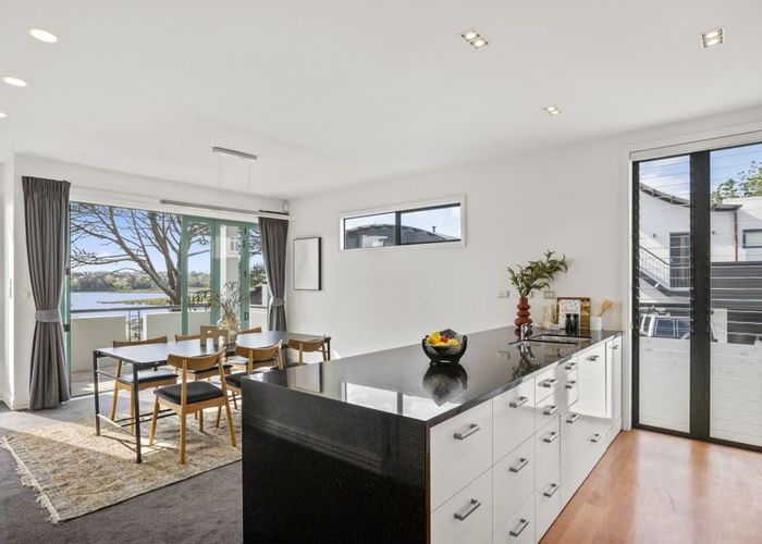 at 2/61 Beresford Street, Bayswater, Auckland