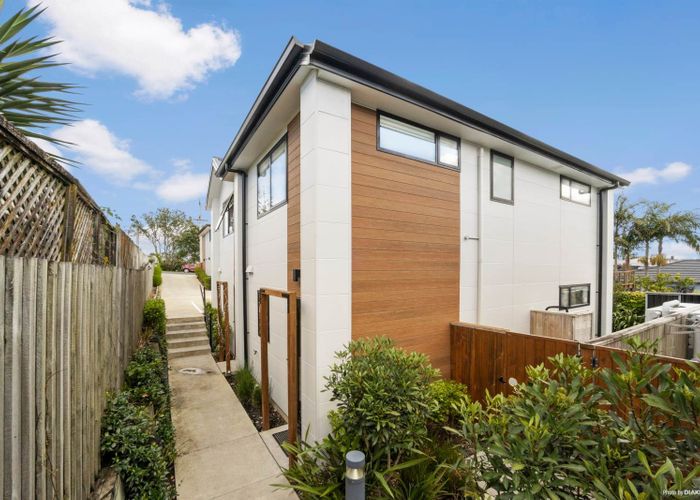  at 4/80 Awaroa Road, Sunnyvale, Auckland