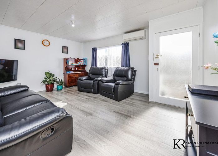  at 2/62 Redcrest Avenue, Red Hill, Papakura, Auckland