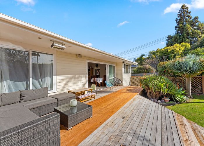  at 1/296 Wairau Road, Glenfield, North Shore City, Auckland