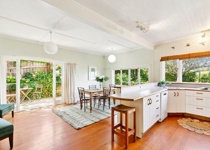  at 102 Nevay Road, Karaka Bays, Wellington