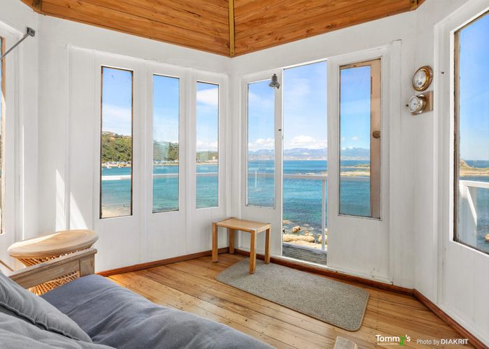  at 326 The Esplanade, Island Bay, Wellington