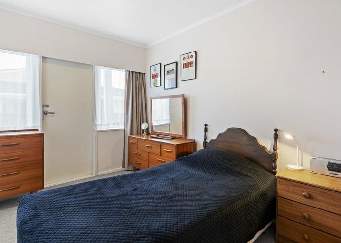  at 1-20/27 Whites Line West, Woburn, Lower Hutt