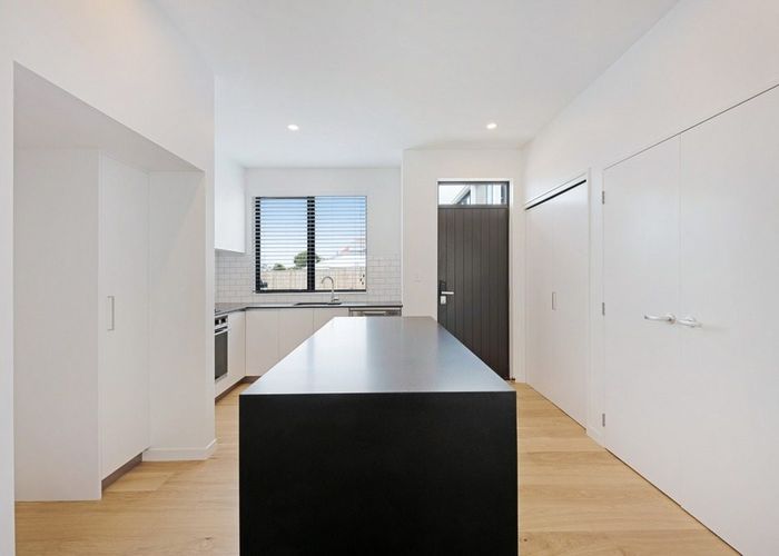  at 17/166 Queens Drive, Lyall Bay, Wellington
