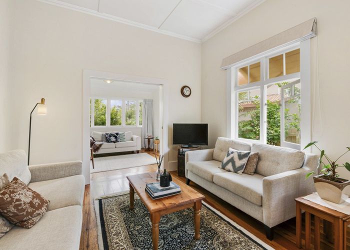  at 1/6 Valley Road, Northcote, Auckland