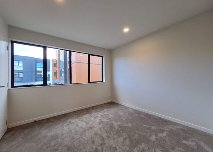  at 5/200 Sunnynook Road, Totara Vale, Auckland