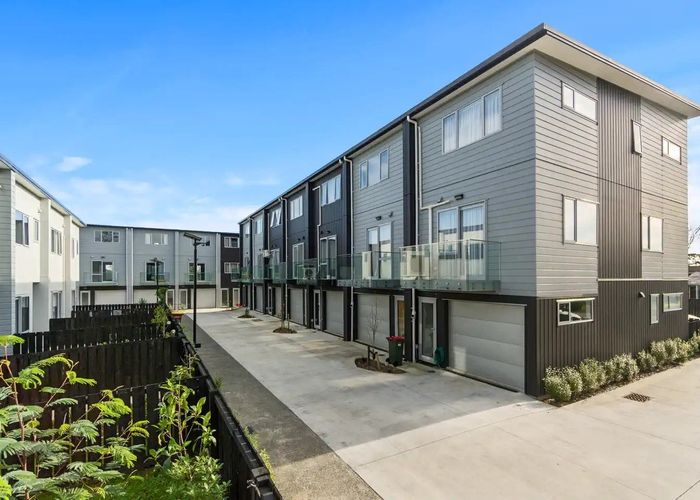  at 2/1 Matuhi Rise, Henderson, Waitakere City, Auckland