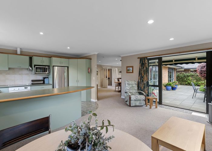  at 5 Chesterton Drive, Leamington, Cambridge