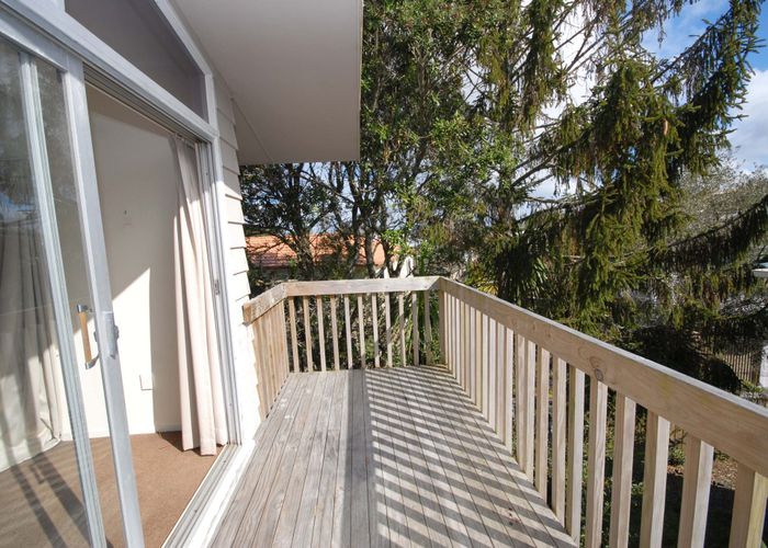  at 1/40 Woodstock Road, Forrest Hill, North Shore City, Auckland