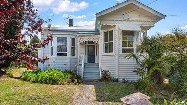  at 15 Summer Street, Stanley Point, Auckland