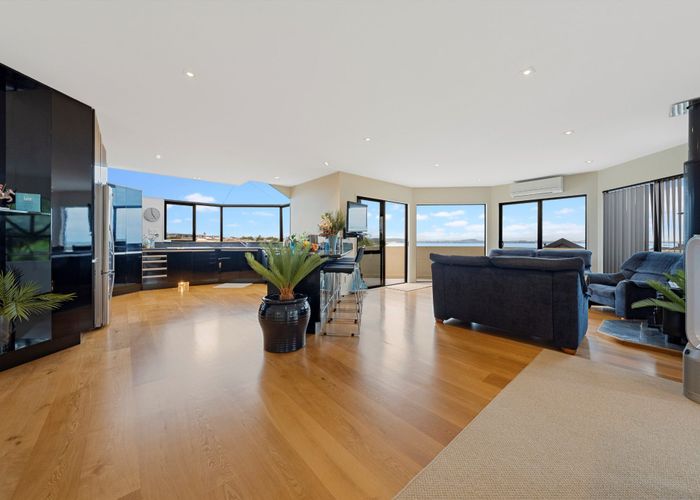  at 33 Oakpark Place, West Harbour, Auckland