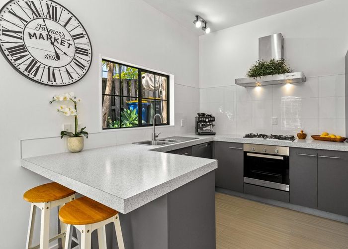  at 2/46 Hale Crescent, Bayview, Auckland