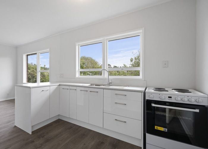  at 2/13 Chequers Avenue, Glenfield, Auckland