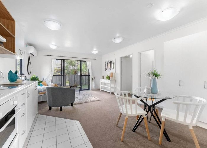  at 40/8 Carolina Place, Albany, North Shore City, Auckland