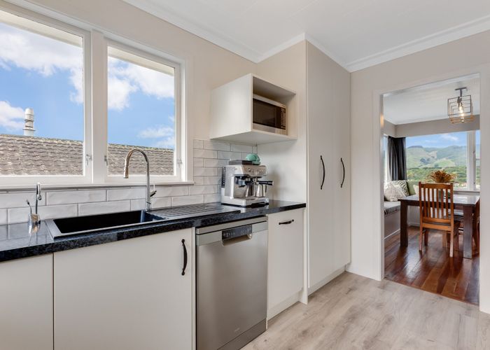  at 39 St Johns Terrace, Tawa, Wellington