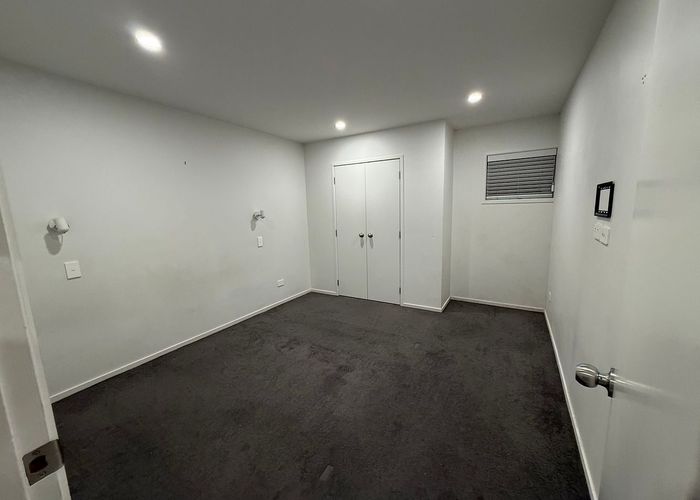  at 2/36 Sunset Road, Unsworth Heights, North Shore City, Auckland