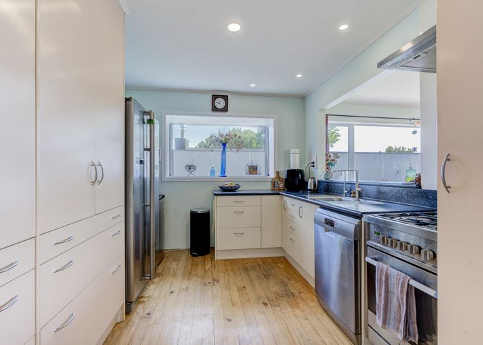  at 10 Stewart Place, Melville, Hamilton