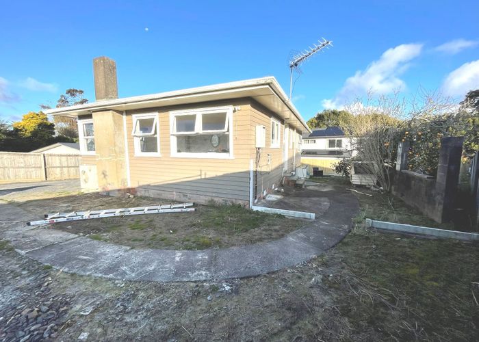  at 15 La Rosa Street, Green Bay, Waitakere City, Auckland