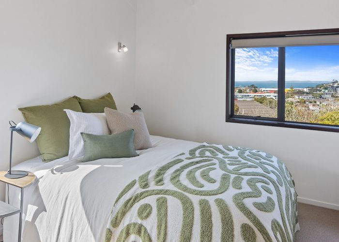  at 33 Woodlands Crescent, Browns Bay, North Shore City, Auckland