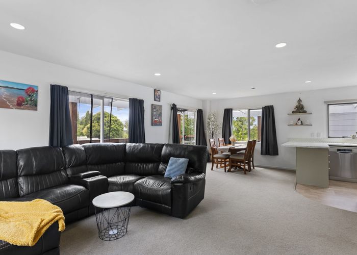  at 2/97 Taurus Crescent, Beach Haven, Auckland
