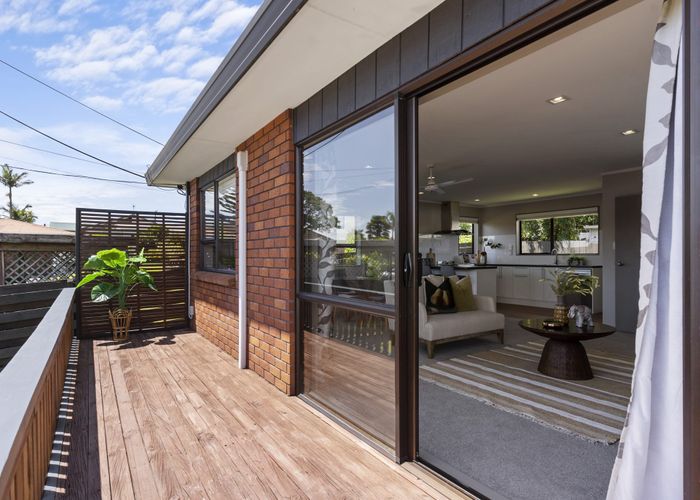  at 2/10 Bishop Street, Green Bay, Auckland