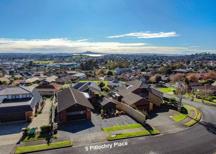  at 5 Pitlochry Place, Highland Park, Auckland