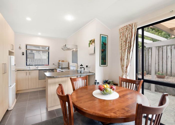  at 2/10 Knott Road, Stanmore Bay, Whangaparaoa