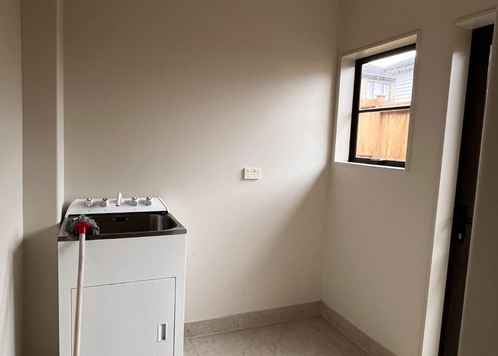  at 8 Terrasini Drive, Flat Bush, Manukau City, Auckland