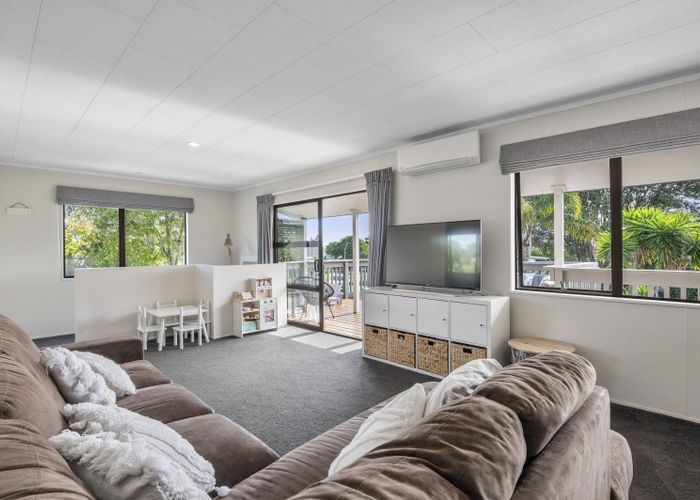  at 8 Leaming Place, Clarks Beach, Clarks Beach