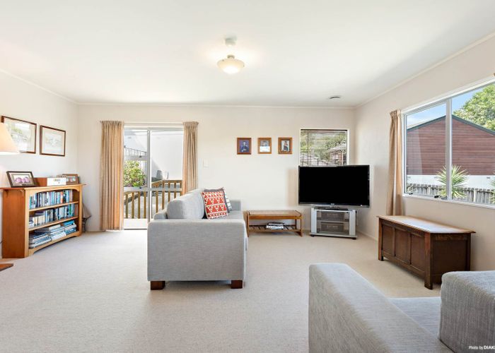  at 2/5 Valecrest Place, Bayview, Auckland