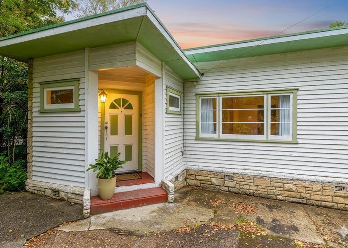  at 15 Fairmount Road, Titirangi, Waitakere City, Auckland