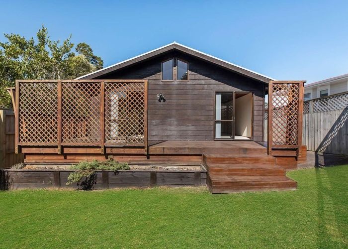  at 2/11 Firle Place, Green Bay, Waitakere City, Auckland