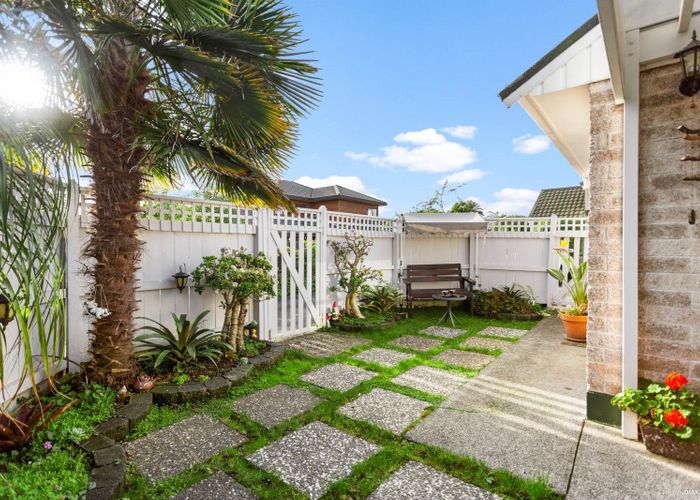  at 2/11 Thornton Road, Milford, Auckland